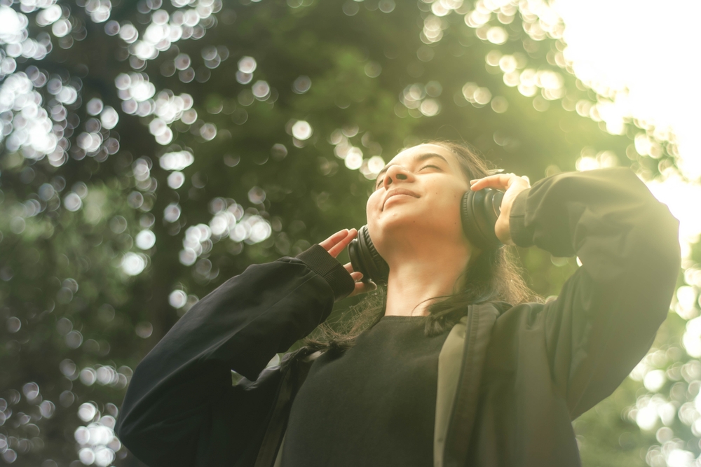 a young woman using mesica for therapuetic recreation